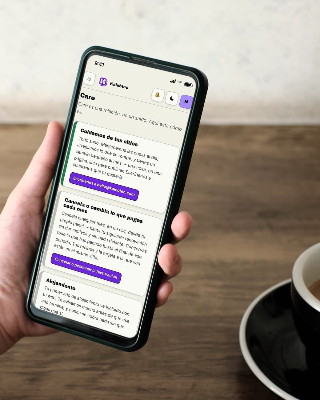 Un móvil abierto en la pantalla Care del panel de cliente: una tarjeta con borde verde que dice que cuidamos de tus sitios, con un botón para escribirnos, otra para cancelar o cambiar lo que pagas cada mes, y el comienzo de la nota sobre el alojamiento.